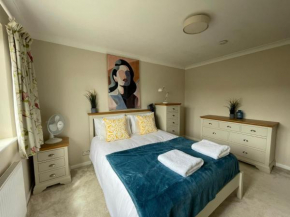Addlestone Stylish Modern 3 bedroom house 6